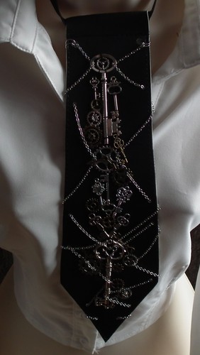 Steampunk key chain black - &,